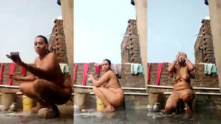 Khule mein nangi hoke nahati aurat ne banaya apna Nude XXX MMS