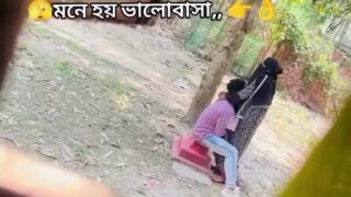 Burke ke andar hath dalkar ki chut me ungali
