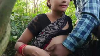 Sexy young Indian girl ki Jungle me chudai ki xxx video